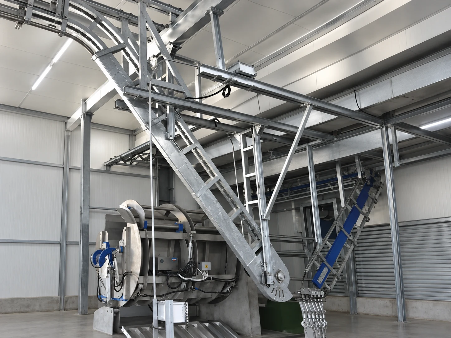 Tubular-rail cattle hoist from the Zhengye cattle equipment brochure