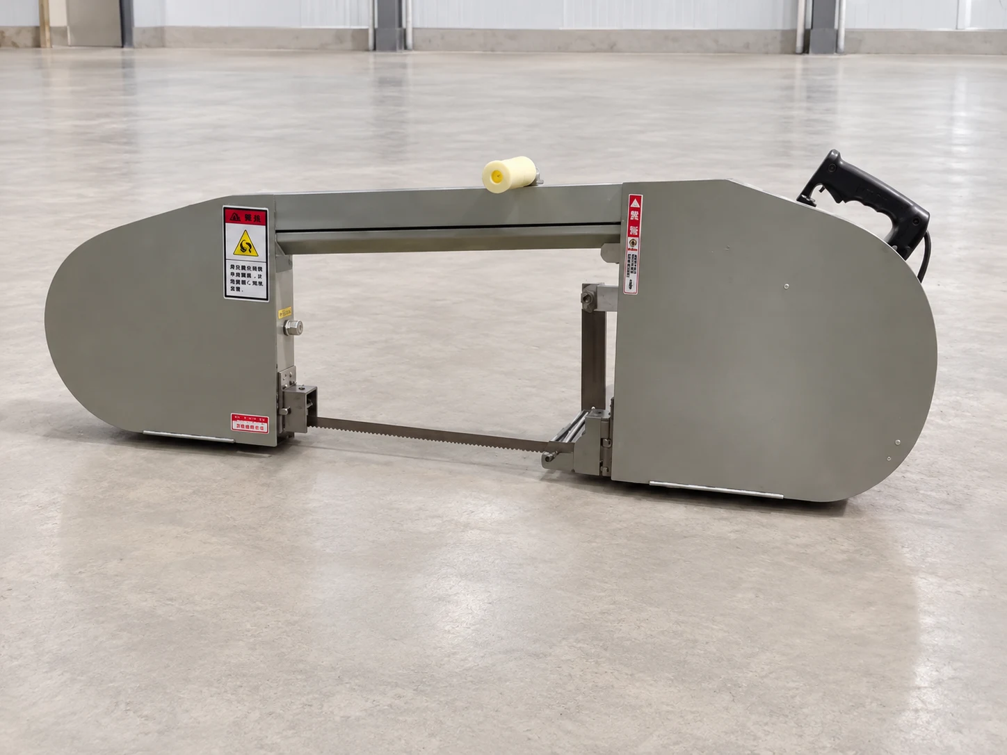 Handheld band splitting saw from the Zhengye cattle equipment brochure