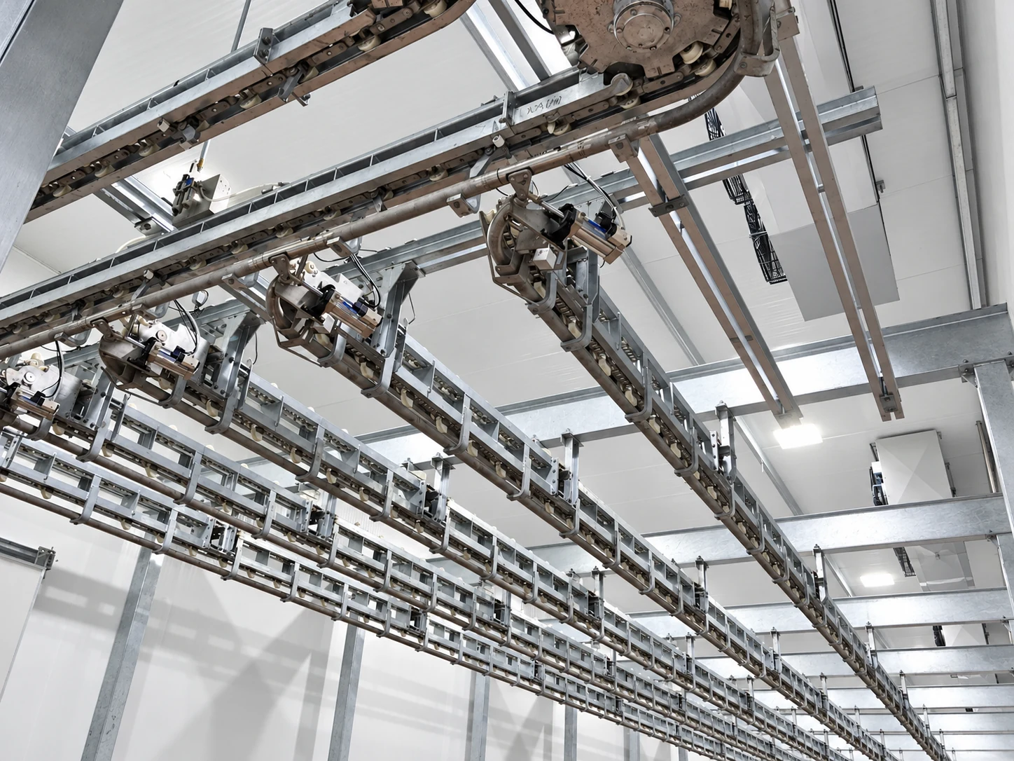 Cattle precooling transport rails and transfer interfaces