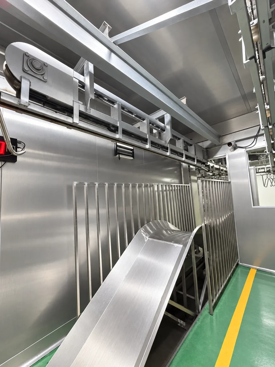 Pig carcass conveyor and overhead rail interfaces
