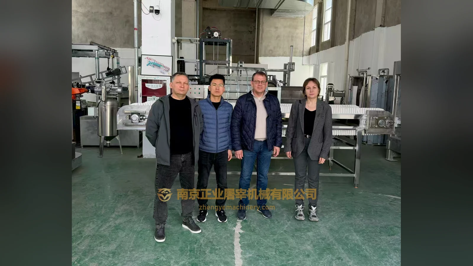 Visitors from Russia and Zhengye staff together in the equipment workshop