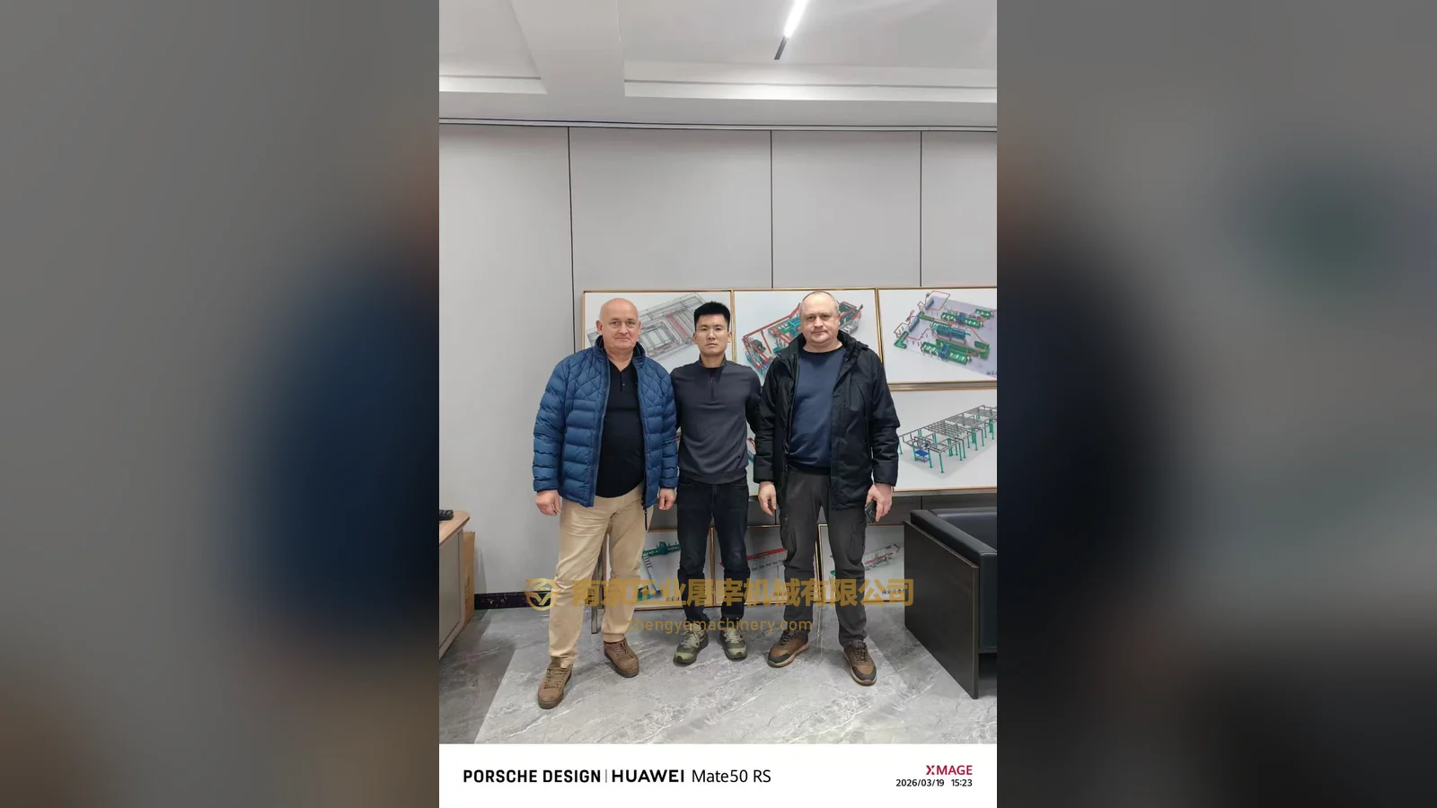 Visitors from Russia and Zhengye staff in an office group photograph