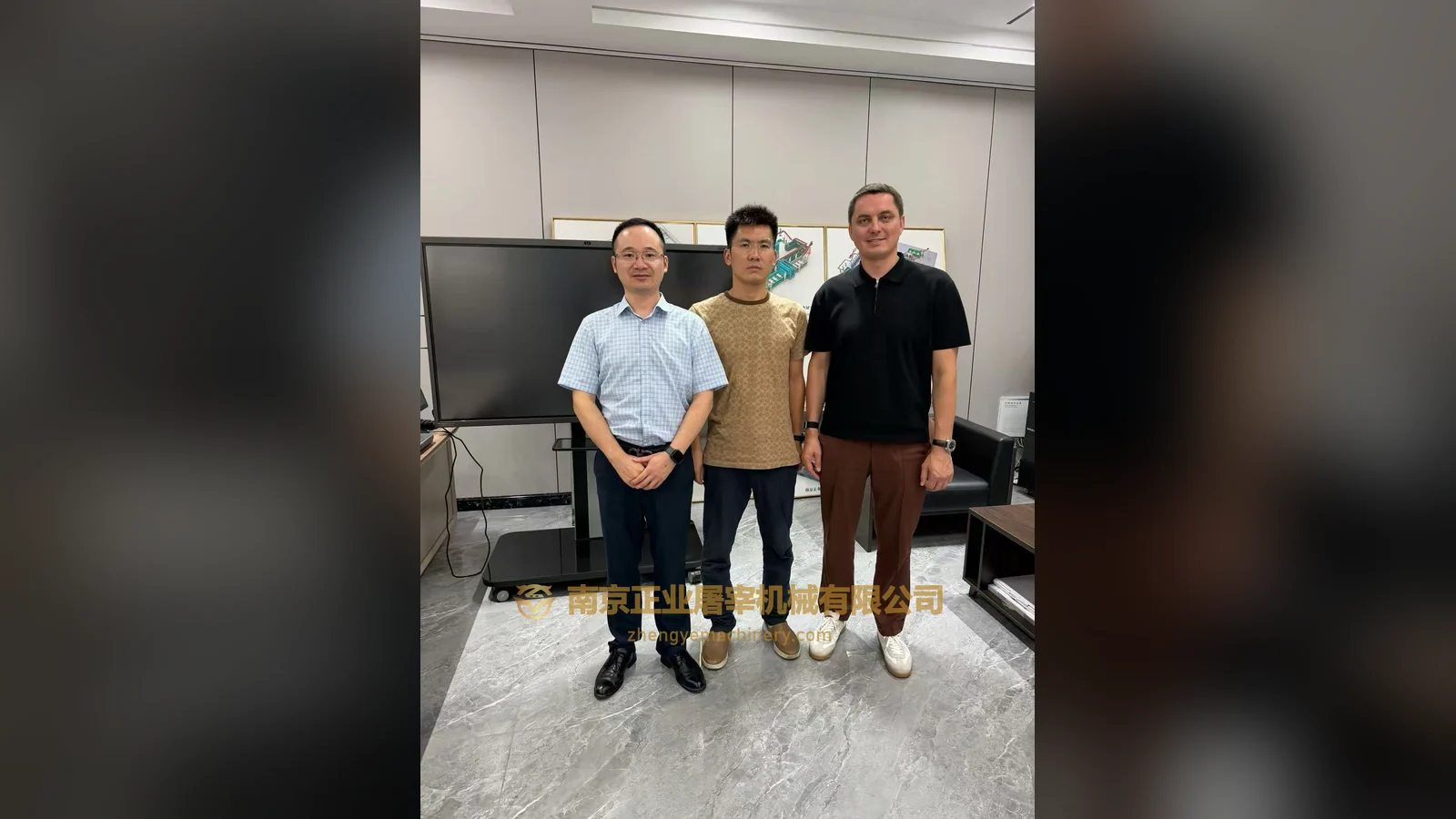 Visitors from Russia and Zhengye staff in an indoor group photograph